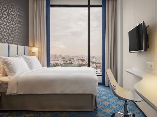 Standard Room, 1 Queen Bed, City View (High Floor, Free Breakfast)