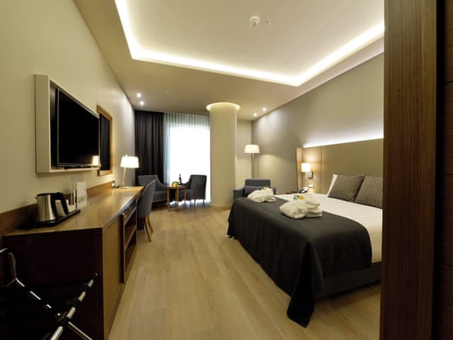 Premium Room, 1 Queen Bed with Sofa bed, Smoking