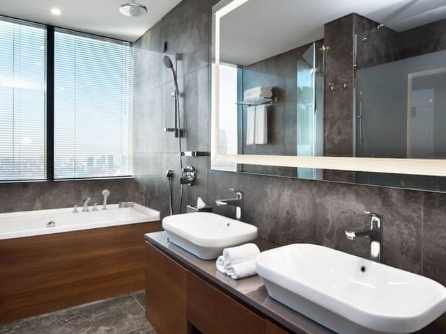 Club Suite, 1 King Bed with Sofa bed, Corner