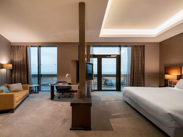 Club Suite, 1 King Bed, Terrace