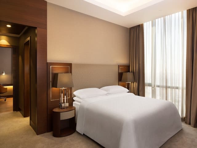 Club Suite, 1 King Bed with Sofa bed, Corner