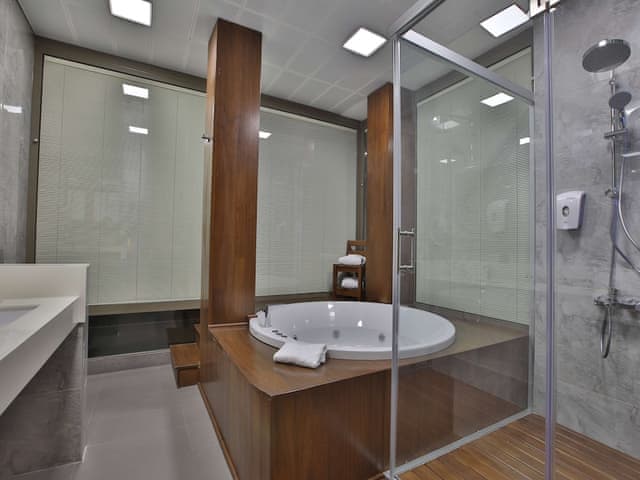 Premier Suite, 1 King Bed, Smoking, Jetted Tub