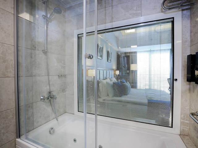 Deluxe Room, 1 King Bed, Non Smoking, Bathtub