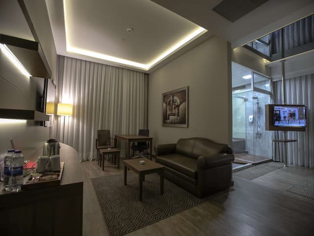 Premier Suite, 1 King Bed, Smoking, Jetted Tub