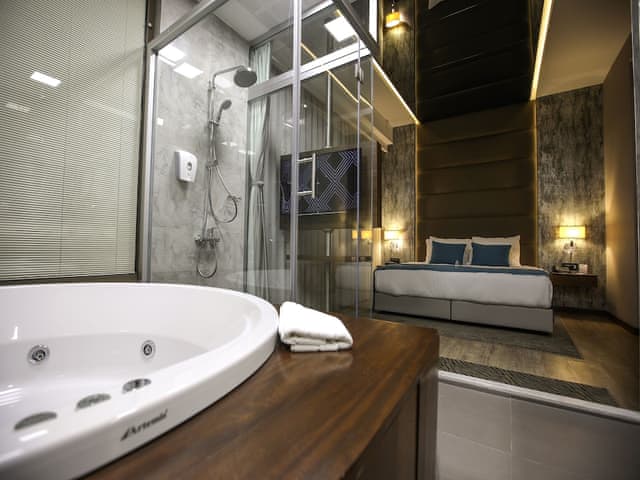 Premier Suite, 1 King Bed, Smoking, Jetted Tub