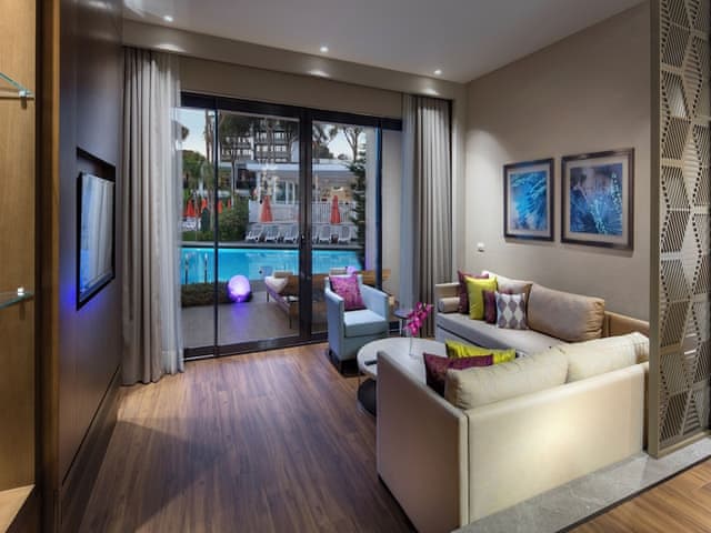 Villa Pool Access