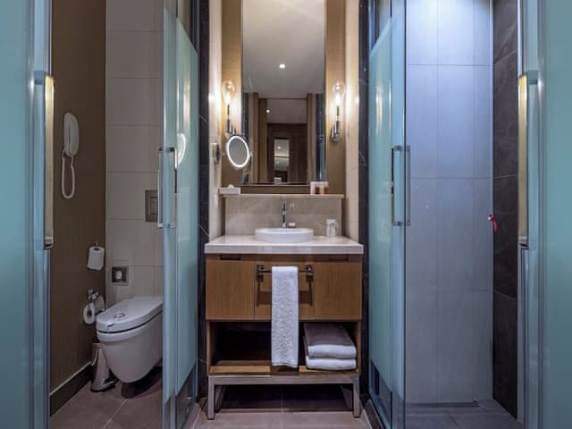 Superior Oda Kara Manzaralı