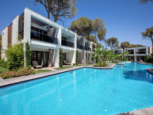 Villa Pool Access