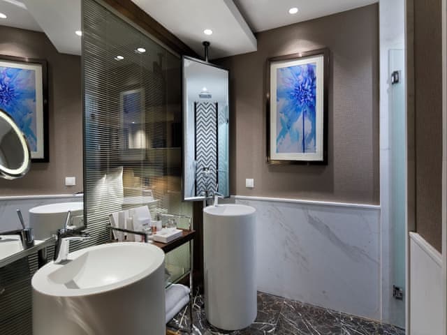 Villa Pool Access