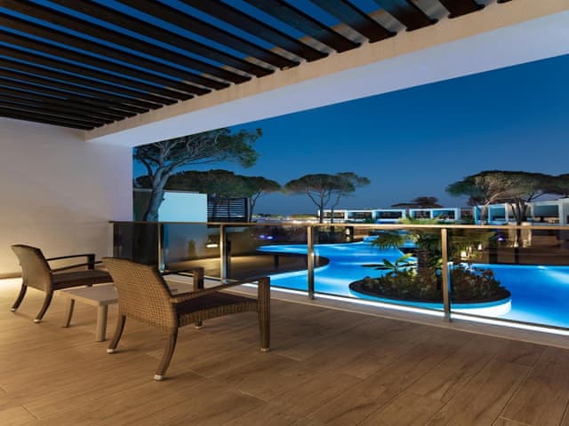 Villa Pool Access