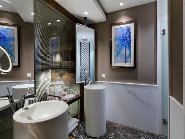 Villa Pool Access