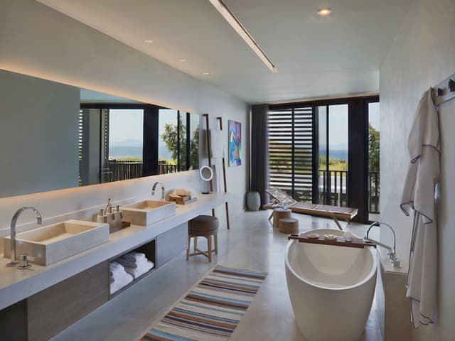 Master Suite with Pool Sea View