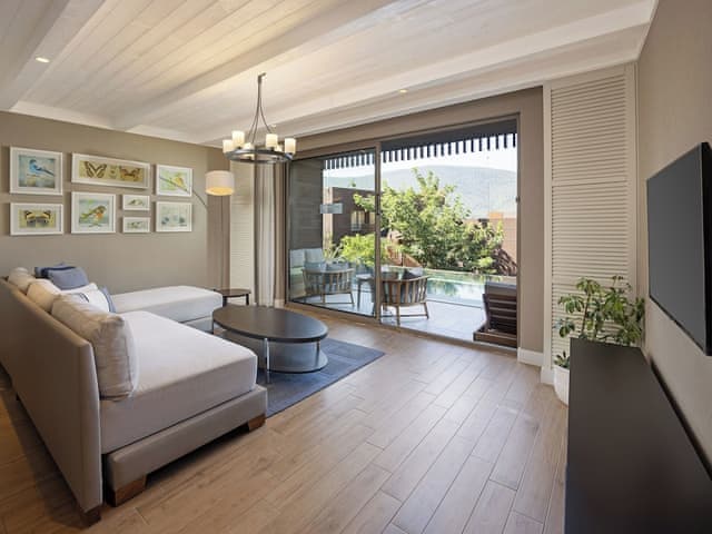 Swim-up Deluxe Family Suite