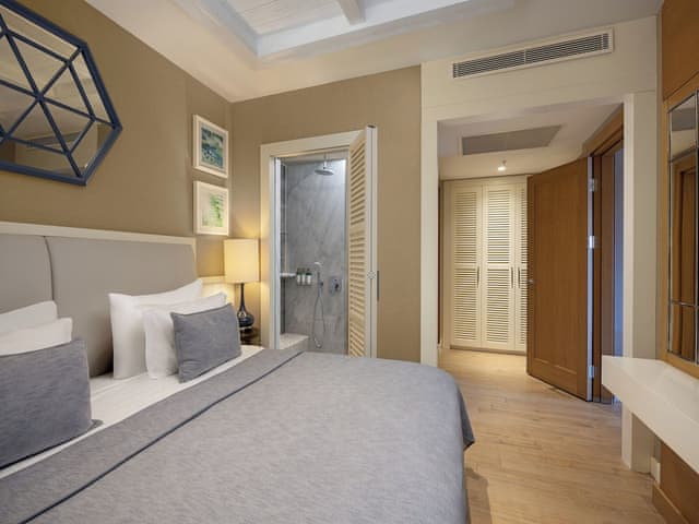 Swim-up Deluxe Family Suite