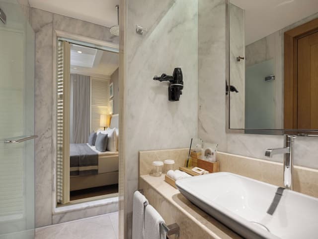 Swim-up Deluxe Family Suite