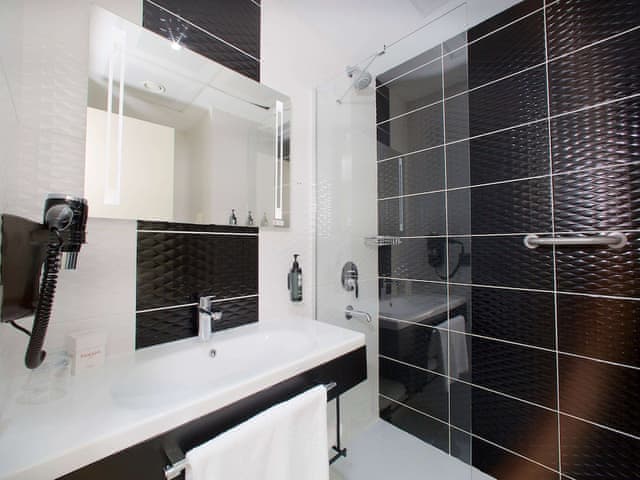 1 Queen Bed Non-Smoking Room