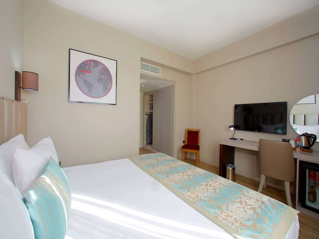 1 Queen Bed Non-Smoking Room