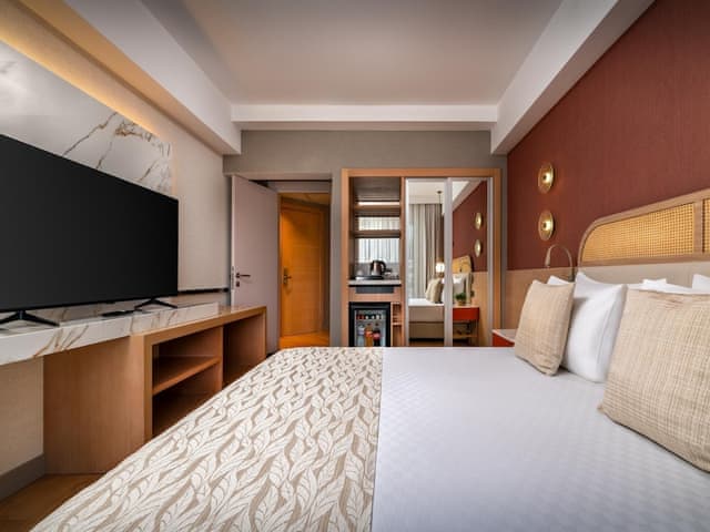 Main Building Suite Land View