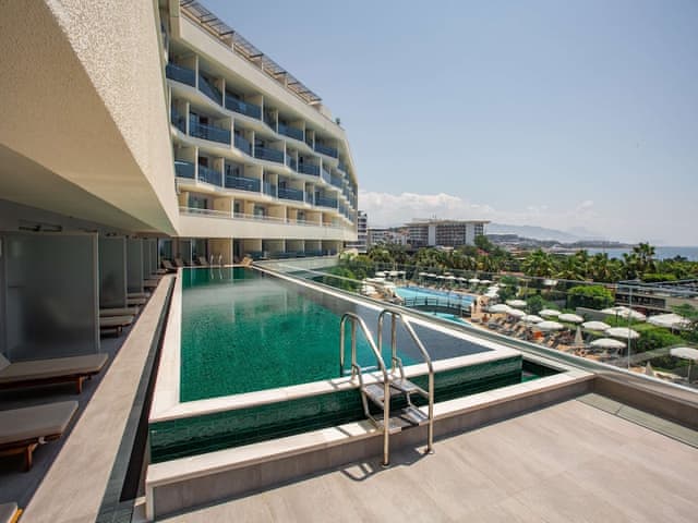 Deluxe Suite, 1 Double Bed, Sea View, Poolside
