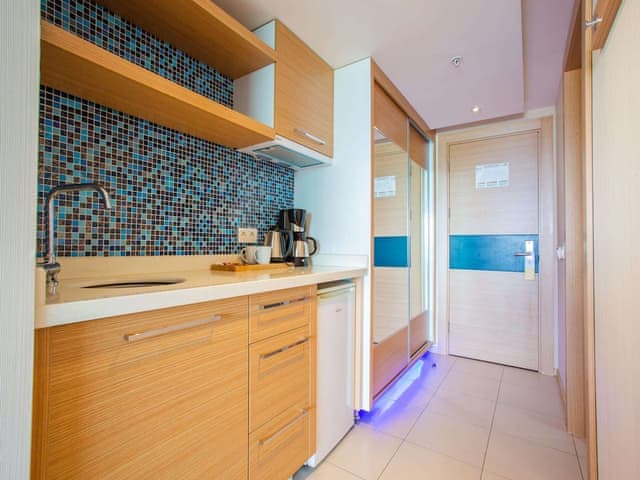 Deluxe Suite, 1 Double Bed, Sea View, Poolside