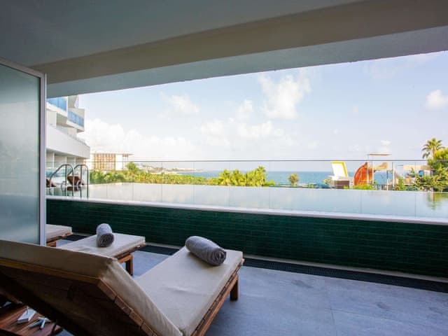 Deluxe Suite, 1 Double Bed, Sea View, Poolside