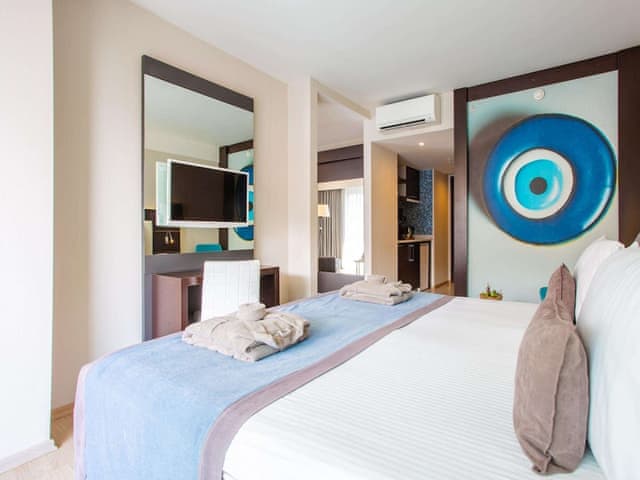 Suite, Corner