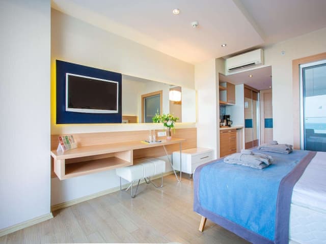 Deluxe Suite, 1 Double Bed, Sea View, Poolside