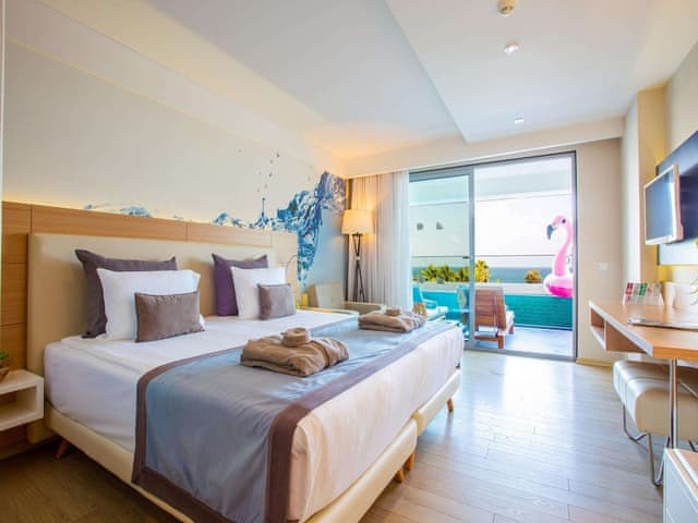 Deluxe Suite, 1 Double Bed, Sea View, Poolside