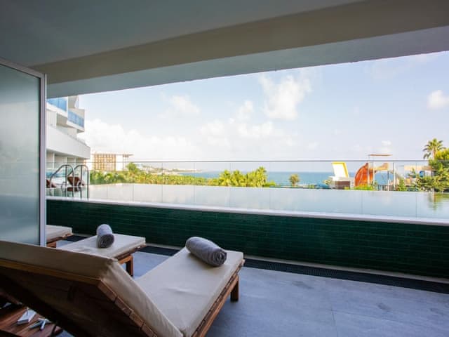 Deluxe Suite, 1 Double Bed, Sea View, Poolside