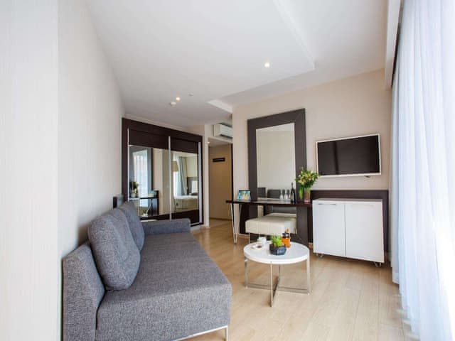 Suite, Corner