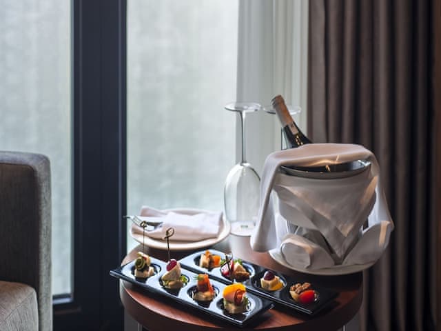 Standard Room, 1 Queen Bed (Stocked Minibar)