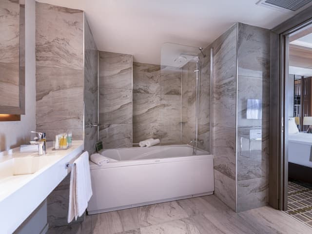 Suite, 1 King Bed, Non Smoking, Mountain View