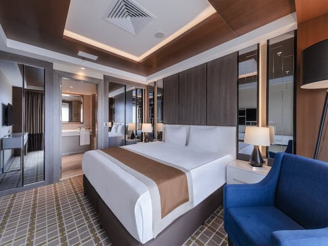 Suite, 1 King Bed, Non Smoking, Mountain View