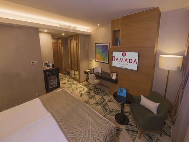 Room, 1 King Bed, Smoking