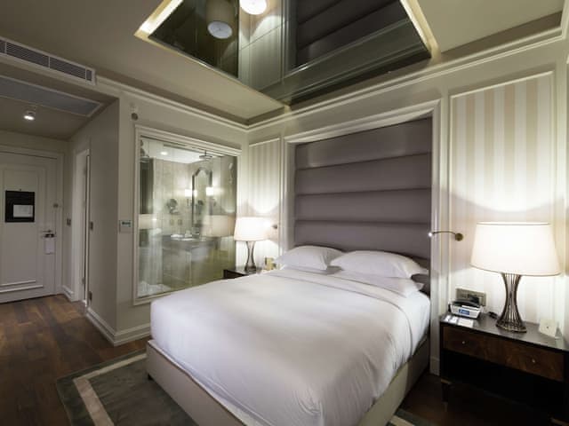 Superior Room, 1 King Bed, Patio