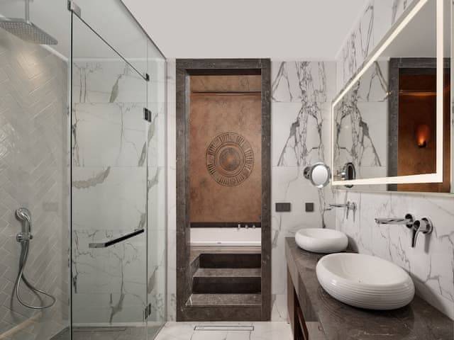 Suite, Multiple Beds, Hot Tub (Kitchen)