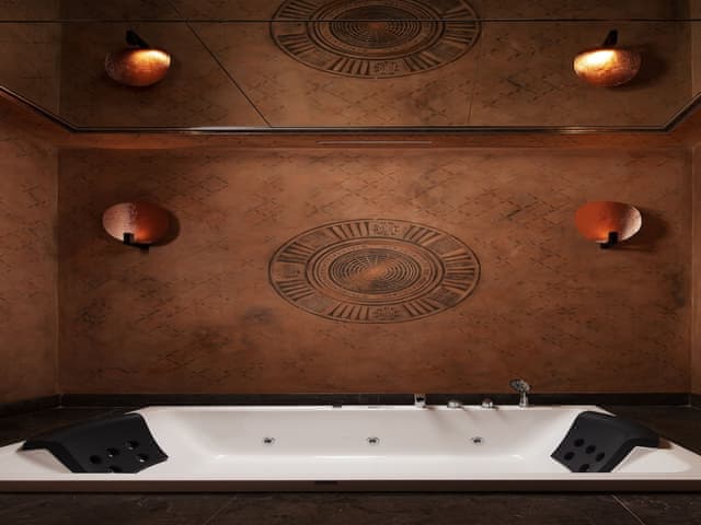 Suite, Multiple Beds, Hot Tub (Kitchen)