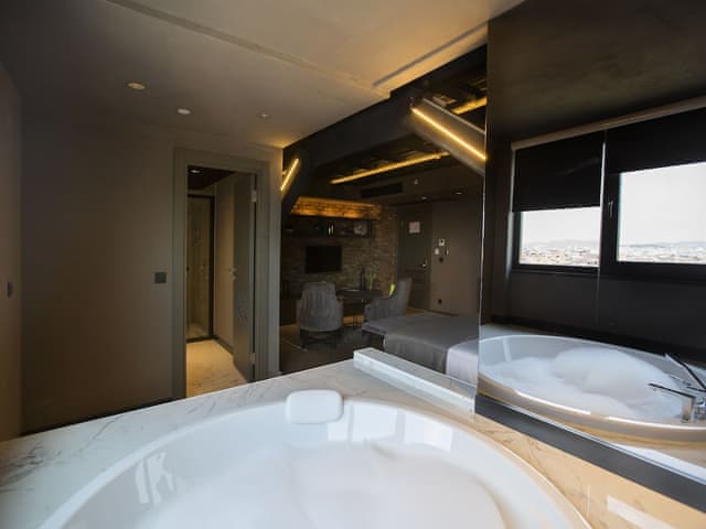 Junior Suite, Jetted Tub