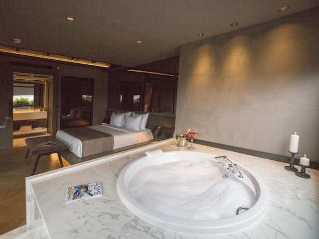 Suite, Jetted Tub