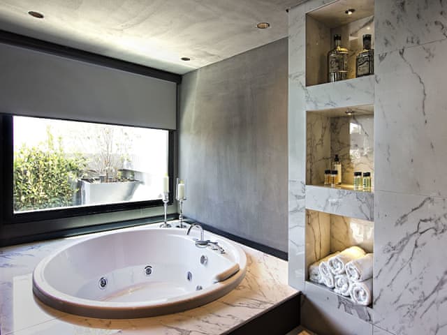 Suite, Jetted Tub