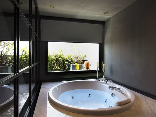 Suite, Jetted Tub