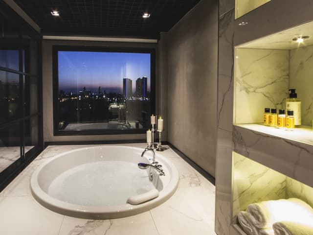 Suite, Jetted Tub