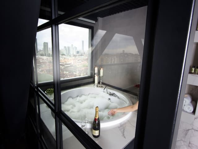 Suite, Jetted Tub