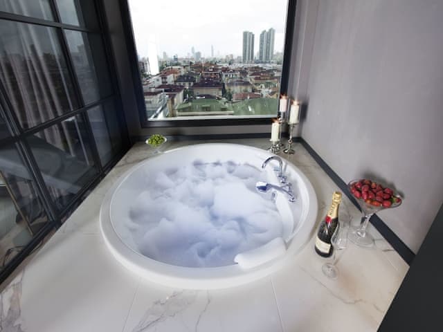 Suite, Jetted Tub
