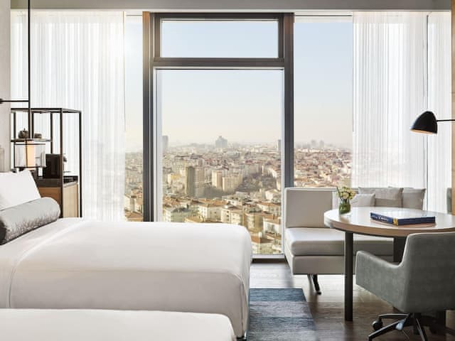 Fairmont Gold, Club Lounge Access, City View