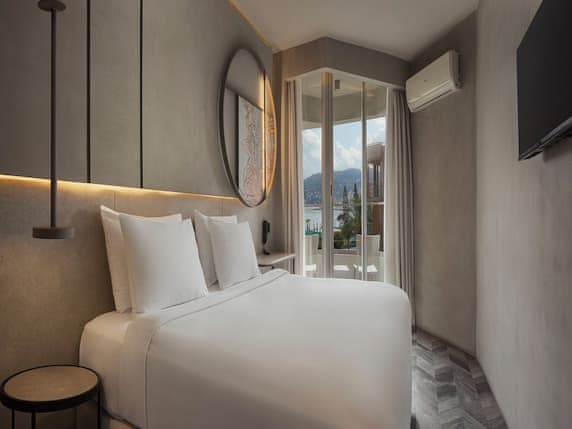 Room, Partial Sea View