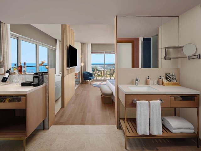 Suite, Sea View, Corner (Mixed Section)