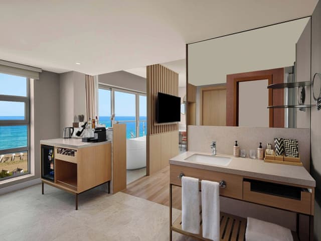 Suite, Sea View, Corner (Mixed Section)
