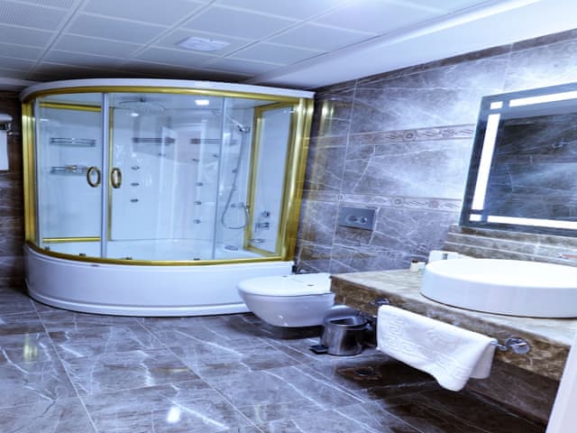 Deluxe Suite, Jetted Tub