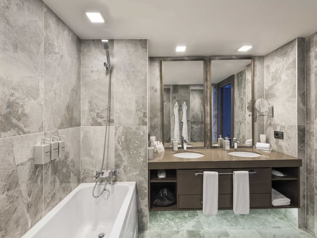 Suite, 1 King Bed, Sea View (Balcony)